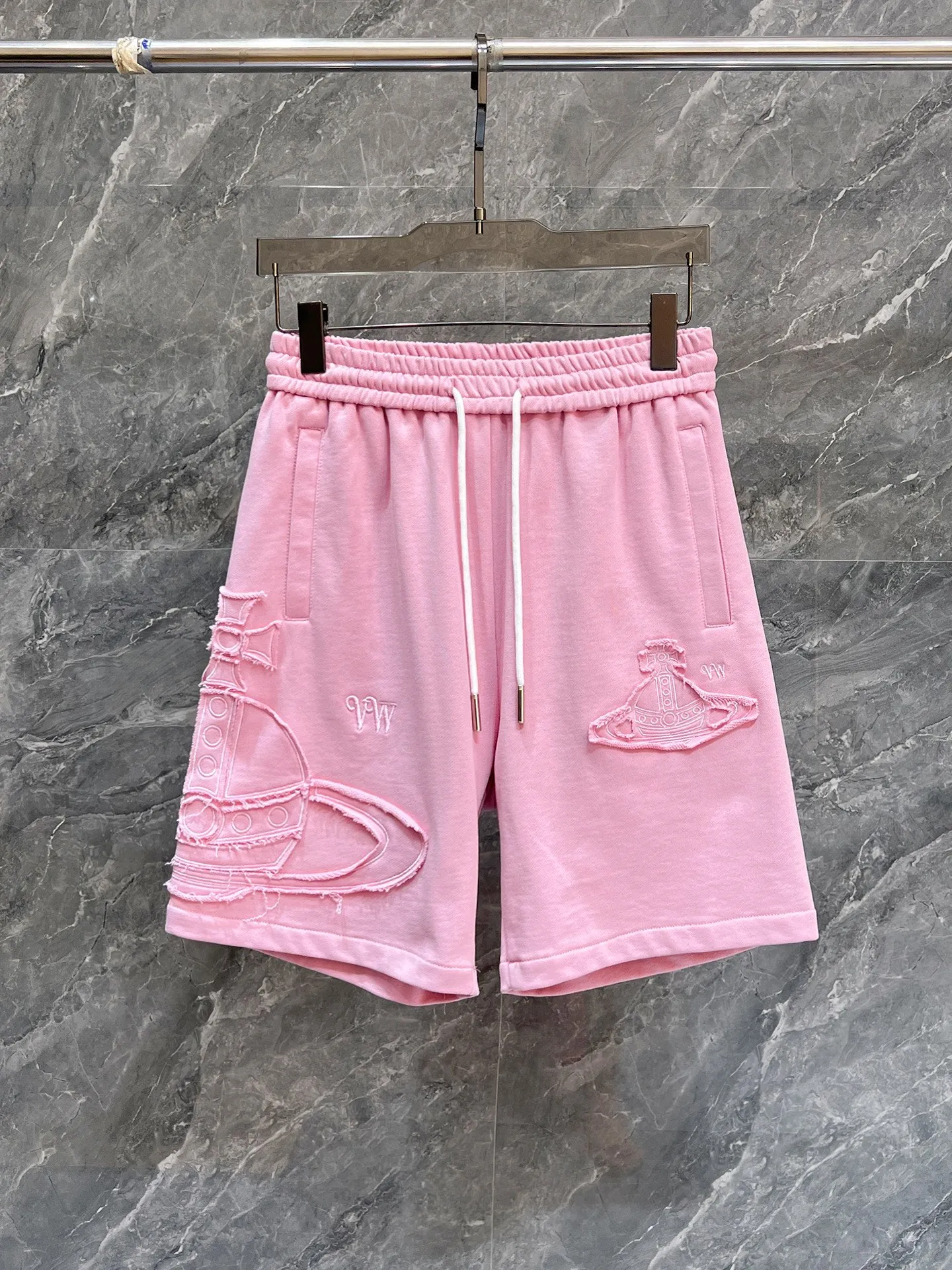The Queen Mother's three-standard complete 2026 summer New Arrival men's casual shorts, advanced custom-made fabric Breathable fabric, Breathable elasticity and comfort, impeccable details, top-grade accessories, original logo design concept, delicate and soft feel! The upper body fit is awesome! Size: M-XXXL Please state your height and weight when ordering